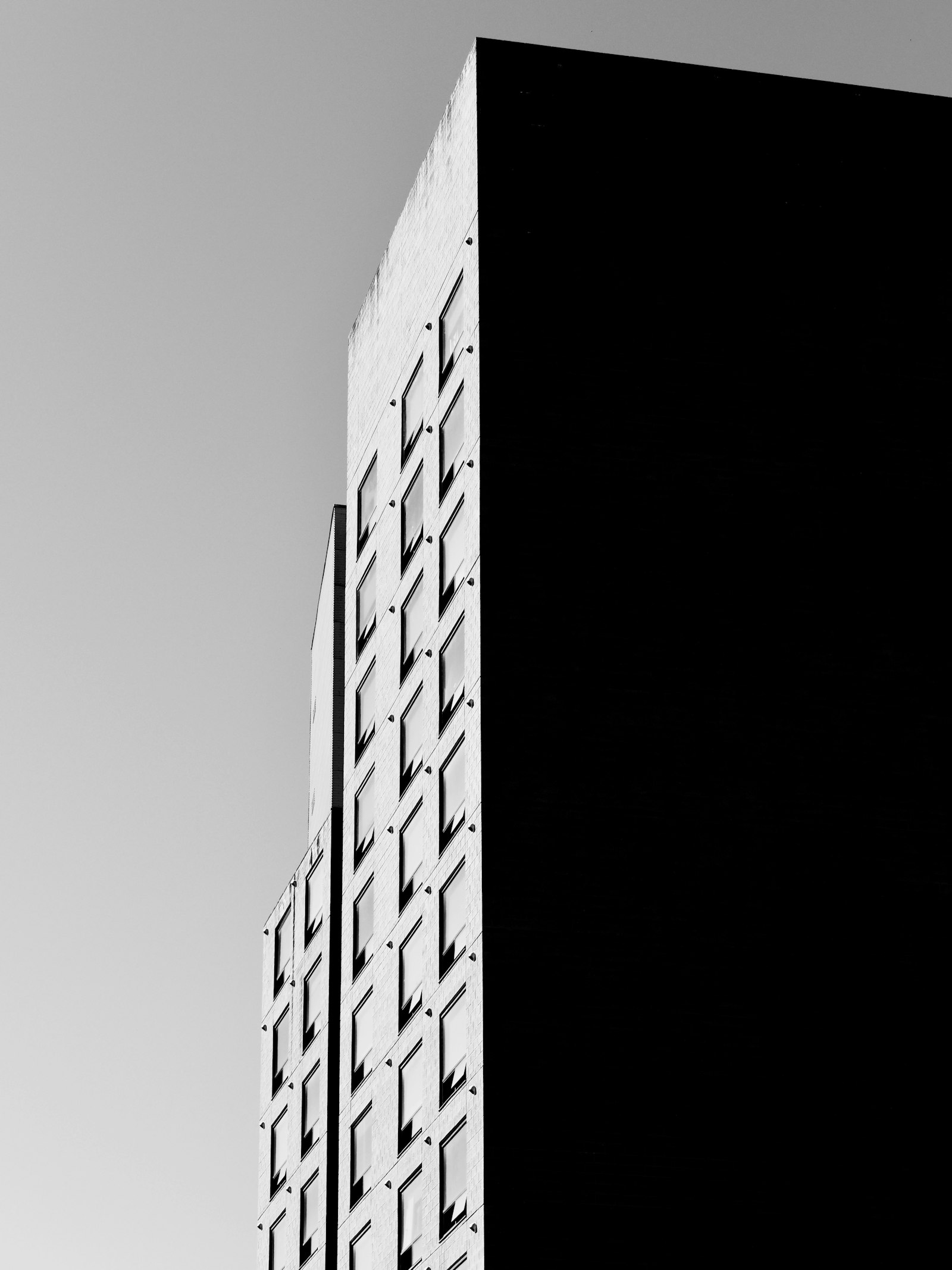 Fachada de una torre habitacional vista desde abajo