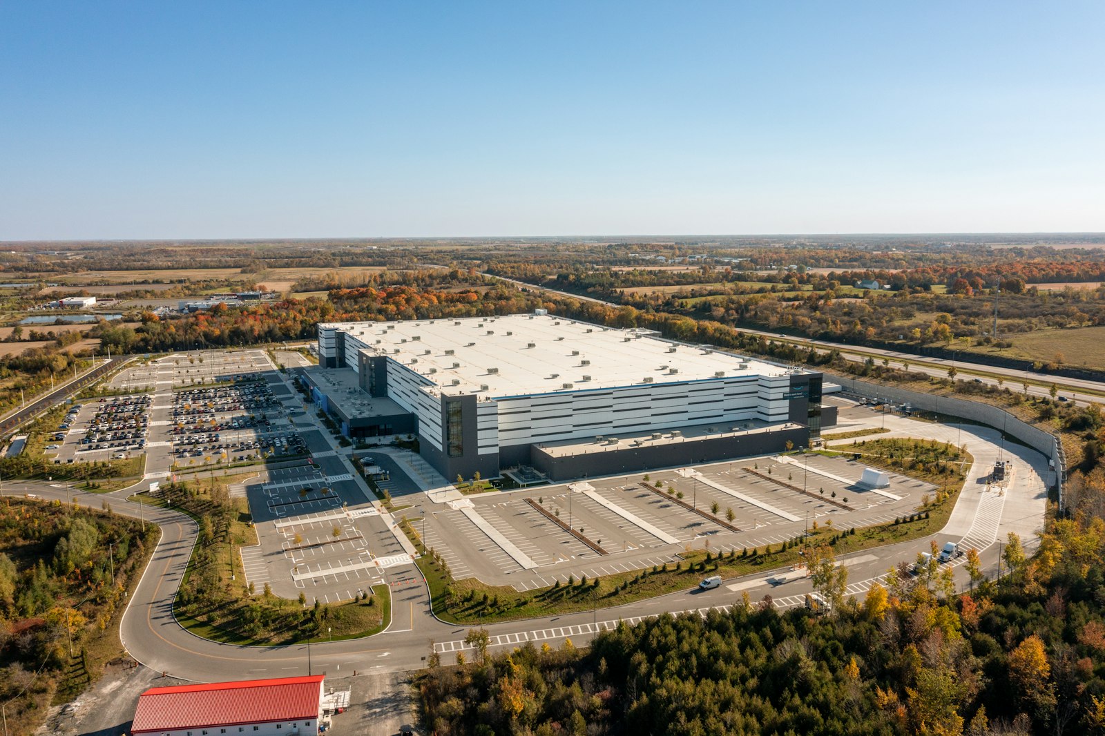 Vista aérea de una nave industrial y su estacionamiento